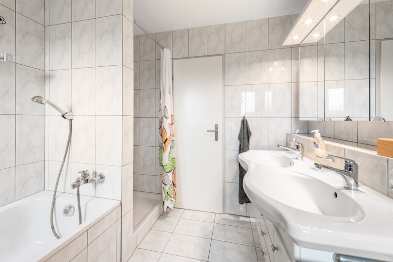 Badezimmer mit Fenster